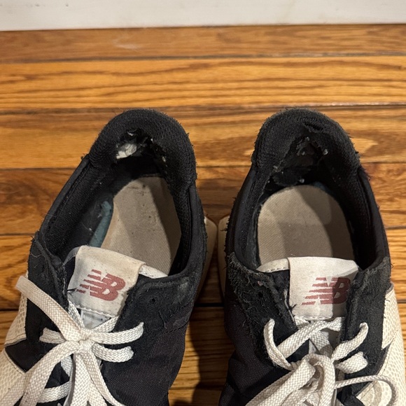 New Balance Black & White 327 Sneakers - Picture 4 of 6